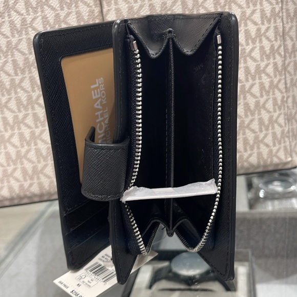 MICHAEL KORS
Medium Crossgrain Leather Wallet
Black 
NWT - Picture 4 of 16